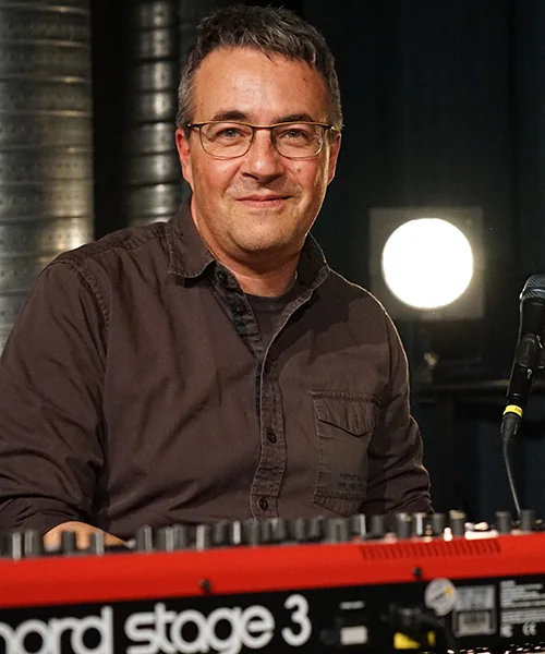 Flo Bienst an den Keyboards